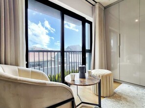 Interior - Seascape - Luxe studio with A/C, pool, parking (Cape Town)