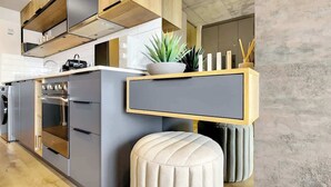 Eine moderne Küche mit integrierten Geräten, einer Kochinsel und einem Blumentopf.