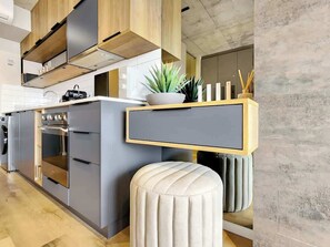 Fridge, microwave, oven, stovetop - Seascape - Luxe studio with A/C, pool, parking (Cape Town)