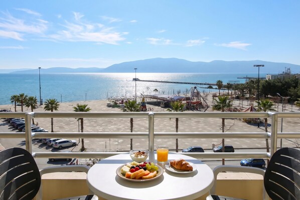 패밀리 아파트, 침실 1개, 발코니, 바닷가 (Luna Sea View Apartment 5 Floor) | 야외 식당