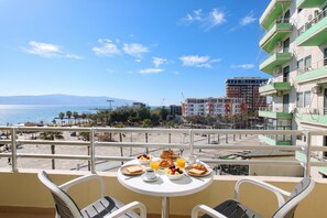 패밀리 아파트, 침실 1개, 발코니, 바닷가 (Luna Sea View Apartment 5 Floor) | 야외 식당