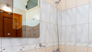 A bathroom with a shower, a sink, and a mirror. - Luna Sea View Apartment 5 Floor (Vlorë)