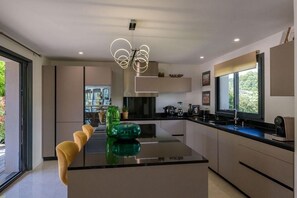 Private kitchen - VILLA LES JARDINS DE TRINITE (Porto-Vecchio)