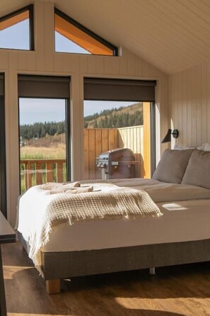 Nhà gỗ tiện nghi đơn giản, quang cảnh đồi núi