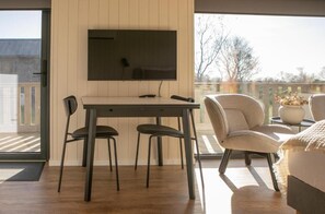 Comfort Chalet, Hill View | Interior - Golden Circle Cabins (Laugarvatn)