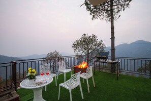 Outdoor dining - Alaya Stays Querencia 5BHK with HillView (Kasauli)