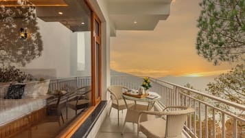 Vila Deluks, balkon, pemandangan gunung | Tempat makan outdoor