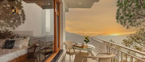 Deluxe Villa, Balcony, Mountain View | Outdoor dining