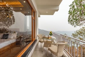 Deluxe-Villa, Balkon, Bergblick | Speisen im Freien