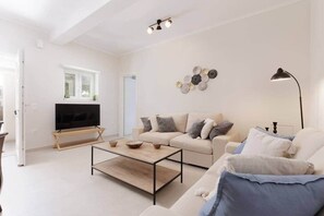 TV - Walnut House- Private garden (Kanali)