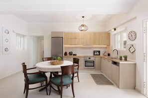 Fridge, oven, dishwasher, high chair - Walnut House- Private garden (Kanali)