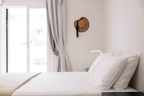 Iron/ironing board, WiFi, wheelchair access - Walnut House- Private garden (Kanali)