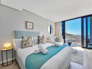 Tabla de planchar con plancha, wifi y ropa de cama 