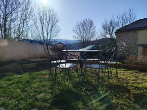 Outdoor dining - Haven of peace eco - Terrace - 3bed - 5min Lake (Bansat)