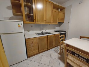 Fridge, oven, stovetop, cookware/dishes/utensils - Two-storey flat with garden in Rosolina Mare (Rosolina Mare)