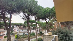 Un quartier résidentiel avec des arbres, une route et des bâtiments.