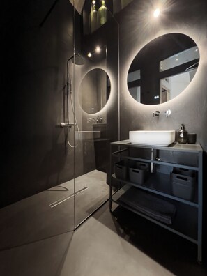 Shower, hair dryer, bidet, towels - Casa Due Pulcini • 2 private suites - 1 design townhouse - 4+2 guests (Monopoli)