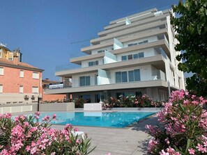 Pool - Modern apartment steps from the beach (Jesolo)