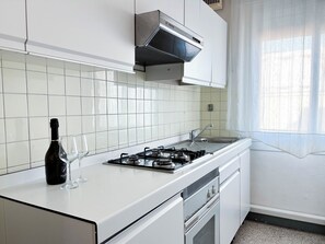 Kühlschrank, Herdplatte, Kochgeschirr/Geschirr/Besteck