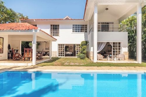 Private Villa w/ Pool &Daily Cleaning| Sleeps 12