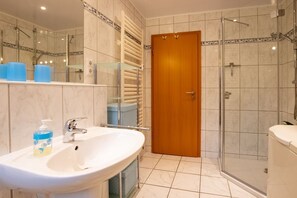 Shower, hair dryer, towels - Villa Wicking - Directly on the south beach - Wonderful vacation apartment for the whole family (Borkum)