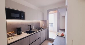 Fridge, stovetop, dishwasher, cookware/dishes/utensils - Modern flat with panoramic view (Lignano Sabbiadoro)