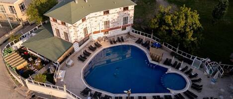 Seasonal outdoor pool, free pool cabanas, pool umbrellas