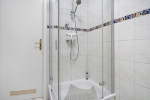 Douche, sĂšche-cheveux