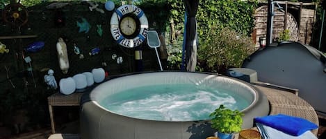 Outdoor spa tub
