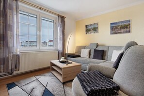 Living area - Apartment "Above the Harbor" with Sea View, Shared Terrace, and Wi-Fi (Sassnitz)