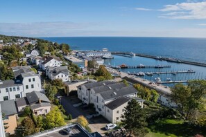 Une ville côtière avec des immeubles résidentiels, un port de plaisance et une jetée qui s’avance dans la mer.