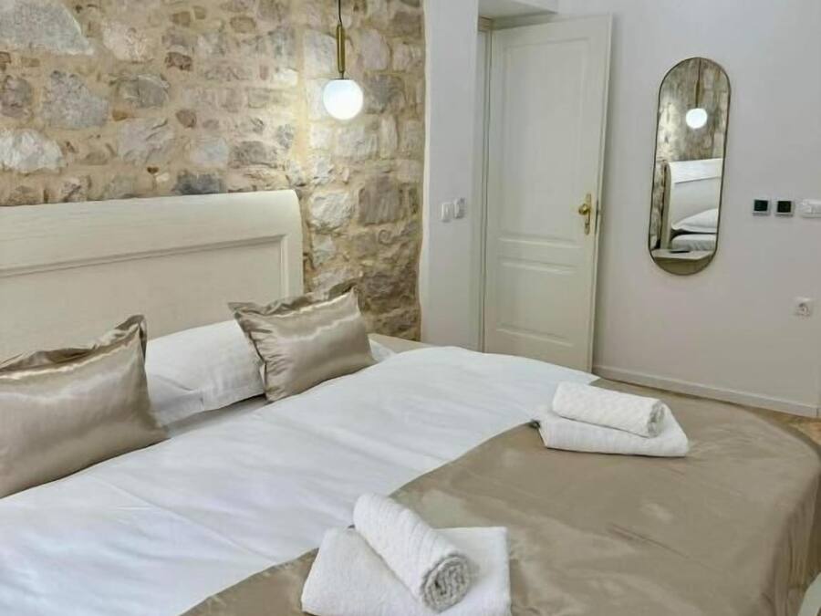 Apartment, Air conditioning, Courtyard View | In-room safe, iron/ironing board, free WiFi