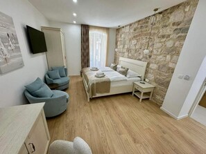 Apartament, aire condicionat, vistes al pati | Caixa forta a l'habitació, planxa i posts de planxar i wifi gratuïta 