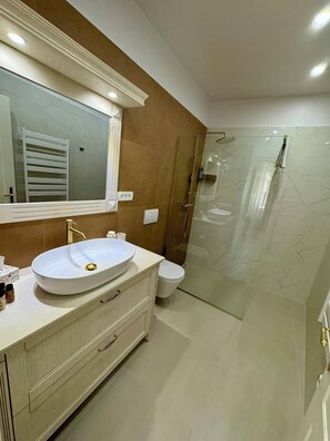 Căn hộ, quang cảnh sân vườn | Phòng tắm