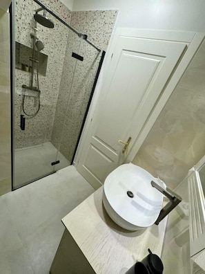 Huoneisto, ilmastointi, näköala pihalle | Kylpyhuone