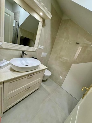 Huoneisto, ilmastointi, näköala pihalle | Kylpyhuone