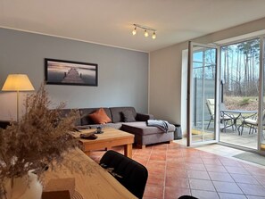 TV, stereo - Cozy vacation apartment with 2 bedrooms at the Prosnitz forest - Holiday apartment (Gustow)