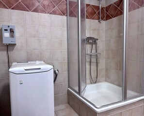 Shower, towels - Cozy vacation apartment with 2 bedrooms at the Prosnitz forest - Holiday apartment (Gustow)