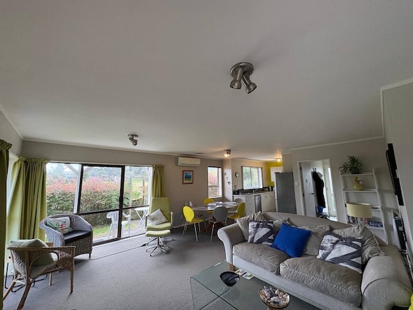 TV - Coastal Escape in Raumati South (Raumati Beach)