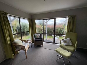 TV - Coastal Escape in Raumati South (Raumati Beach)