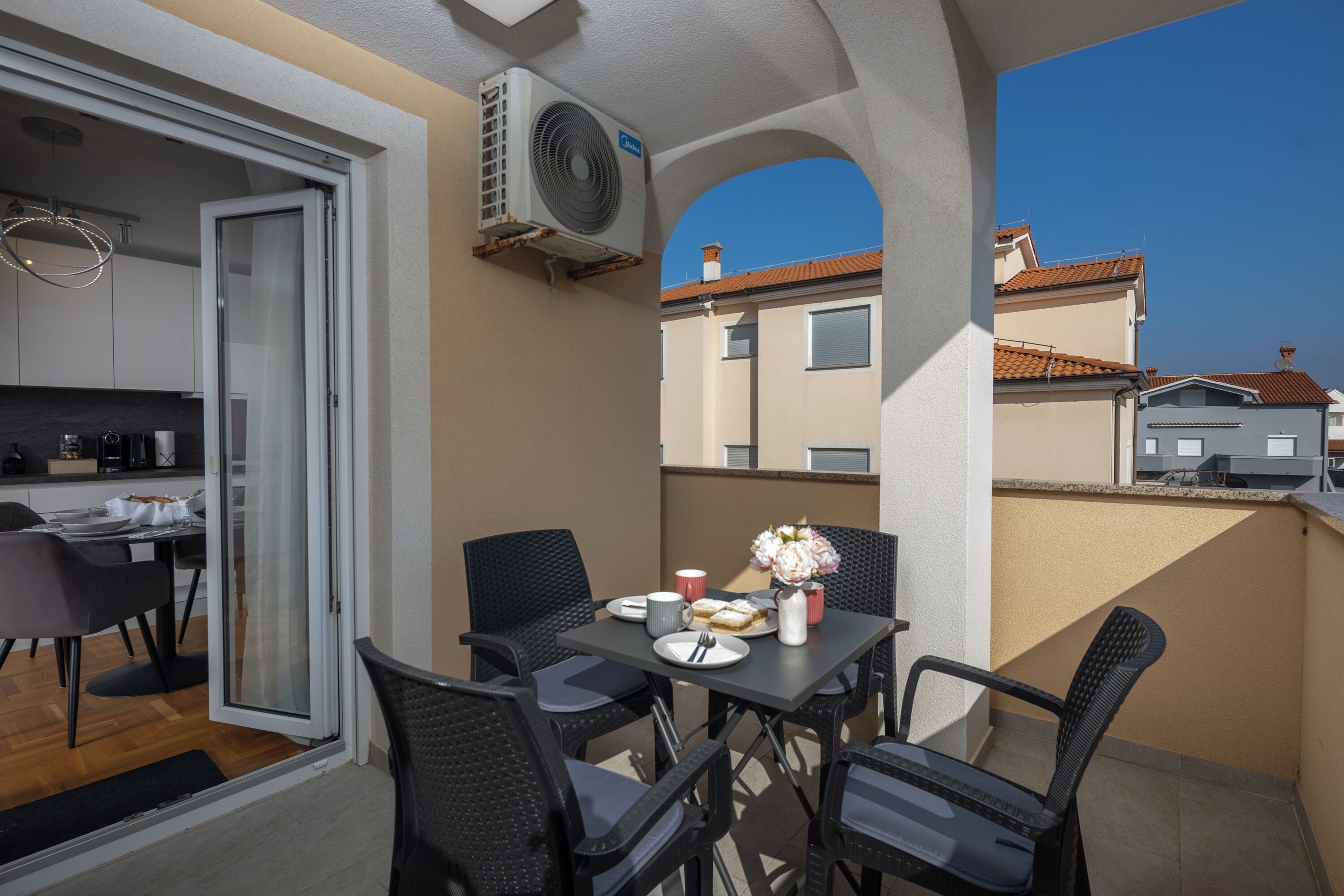 Apartemen Standar, beberapa kamar (Apartment Ana) | Tempat makan outdoor
