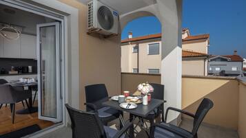 Apartemen Standar, beberapa kamar (Apartment Ana) | Tempat makan outdoor