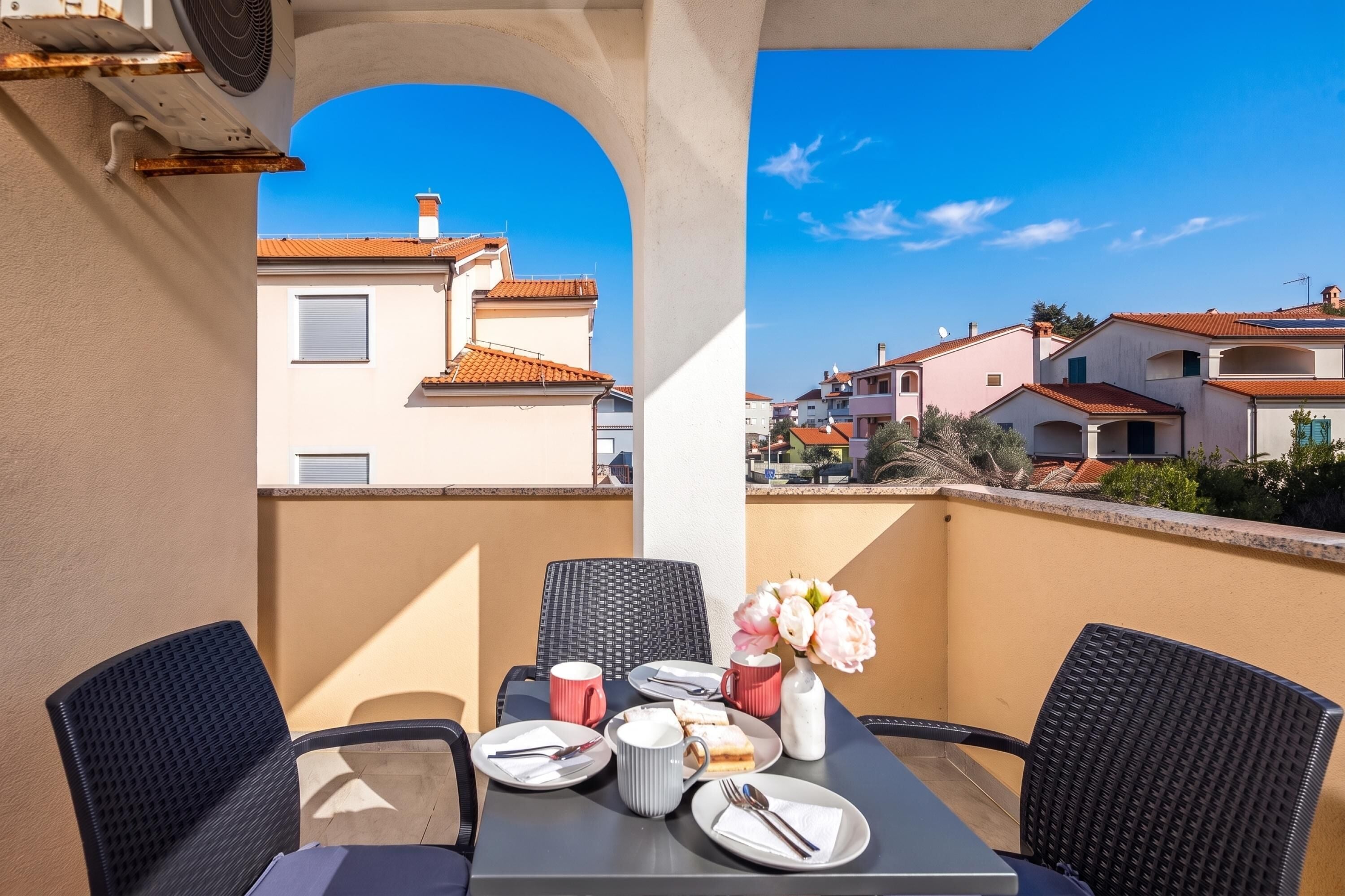 Standard-Apartment, 1 Schlafzimmer, Balkon (Apt Ana Walk To Beach /w Balcony) | Speisen im Freien