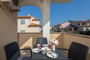 Standaard appartement, meerdere slaapkamers (Apartment Ana) | Buiten dineren