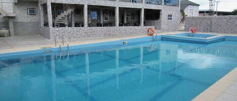 Chambre Familiale, balcon, vue ville | Piscine