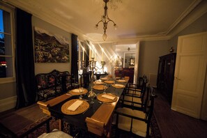 Dining - Spacious 6-bedroom house in  Varennes, pool, 3 outdoor spaces, full gym, bikes. (Varennes)