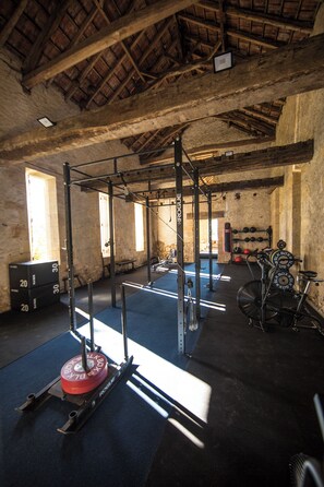 Fitness facility - Spacious 6-bedroom house in  Varennes, pool, 3 outdoor spaces, full gym, bikes. (Varennes)