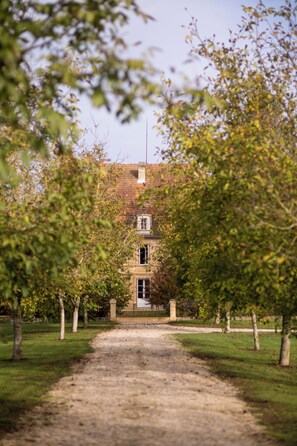 Exterior - Spacious 6-bedroom house in  Varennes, pool, 3 outdoor spaces, full gym, bikes. (Varennes)