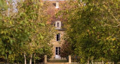 Spacious 6-bedroom house in Varennes, pool, 3 outdoor spaces, full gym, bikes.