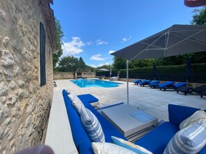 Outdoor pool - Spacious 6-bedroom house in  Varennes, pool, 3 outdoor spaces, full gym, bikes. (Varennes)